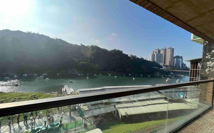 Biju - 山水美景，電梯大四房10人住宿，免費停車，近捷運新店站/烏來溫泉/新店裕隆城