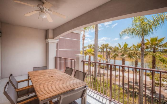 Beautiful LAKEVIEW Deluxe Condo! Near Theme Parks!