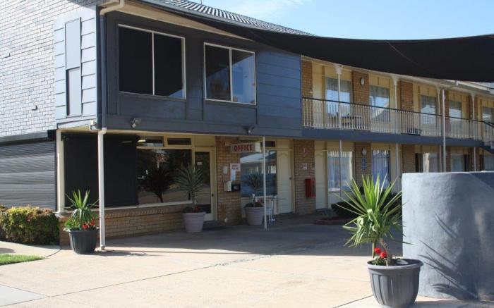 Leagues Motel