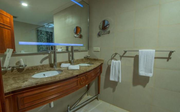 Quiet Shatea Jeddah Hotel