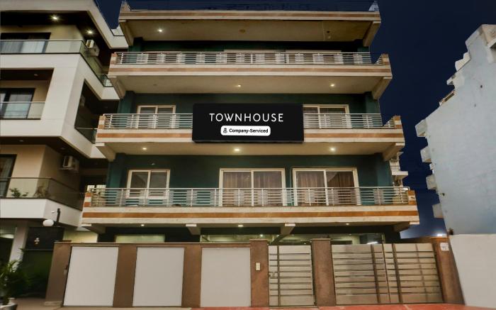 Super Townhouse Subhash Chowk Near Medanta Hospital Formerly L B Residency