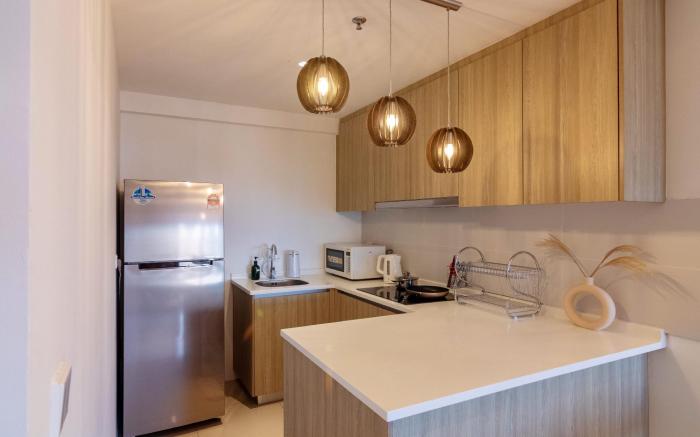 Oxford, 3BR Stunning Seaview Designer Condo by ALV