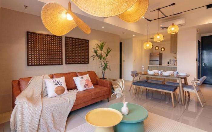Oxford, 3BR Stunning Seaview Designer Condo by ALV