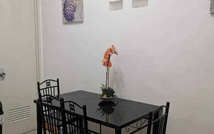 Budget Transient in Kely’s Apartment 