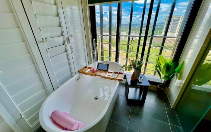 Bathtub Suite JB Mosaic @ 4BR (High Floor)12-16pax