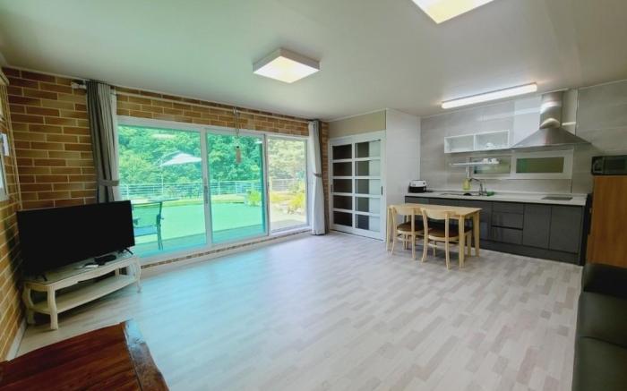 Gapyeong Chorok Jeongwon Gyegok Dokchae Pension