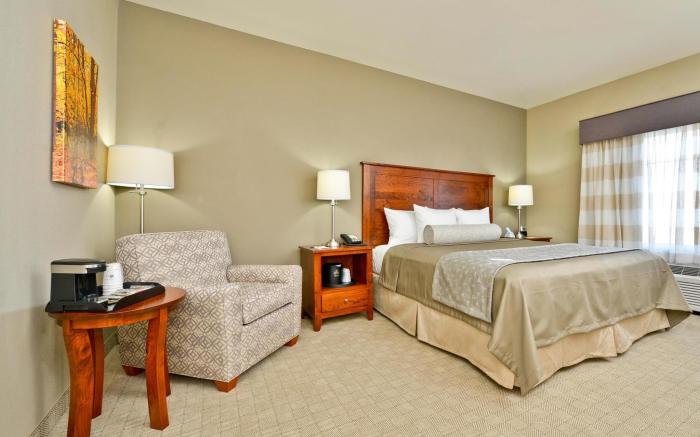 Green Mill Village Hotel & Suites, BW Signature Collection