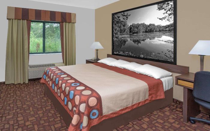 Super 8 By Wyndham Three Rivers