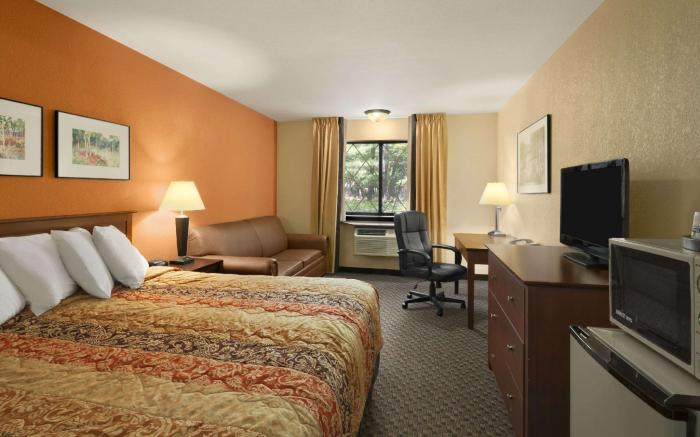 Days Inn & Suites by Wyndham Stevens Point