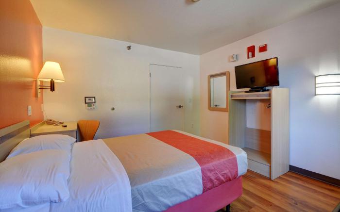 Motel 6 Windsor Locks, CT - Hartford