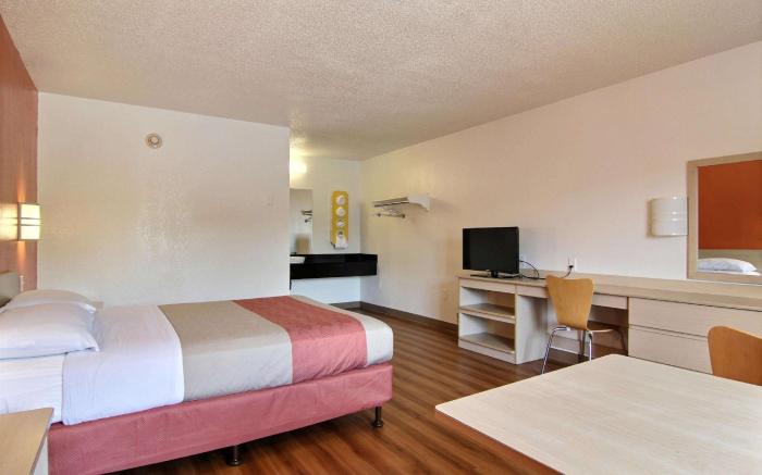 Motel 6 Middleburg Heights, OH - Cleveland