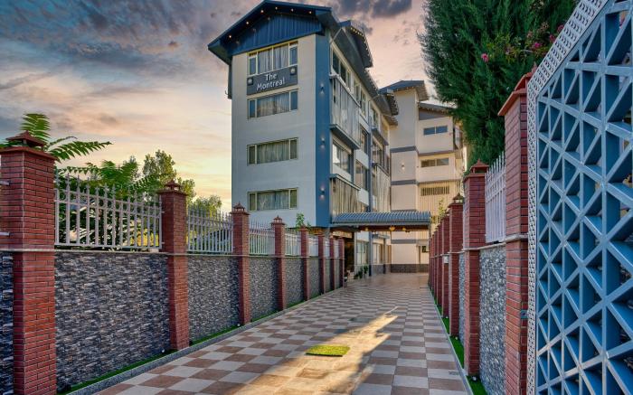Hotel The Montreal Near by Dal Lake
