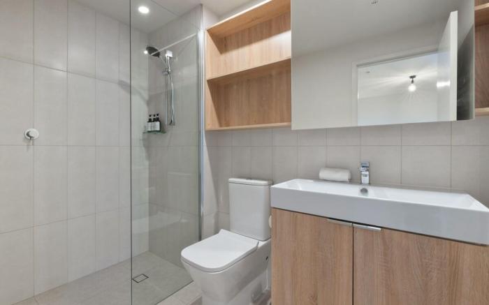 NEW! 2 Bedroom Apartment + Free parking; Sleeps 6