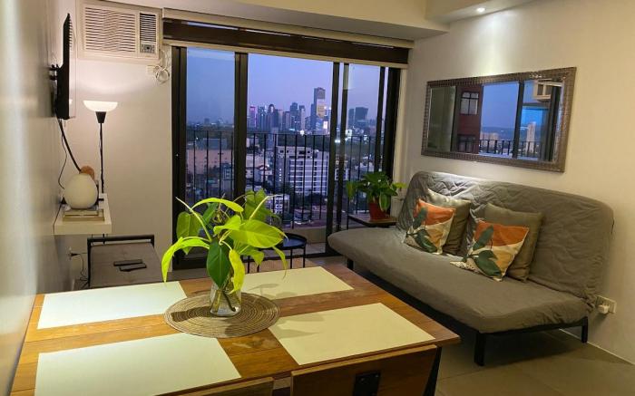 COZY 2BR  City SkyLine View near Mall