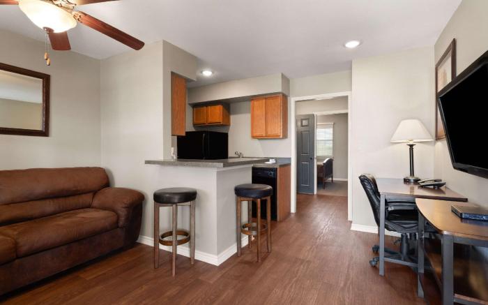 Eagle's Den Suites Cotulla a Travelodge by Wyndham