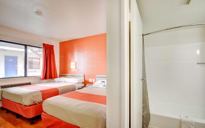 Motel 6 Southington, CT - Hartford