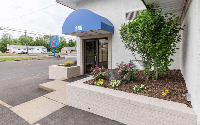Motel 6 Warminster, PA