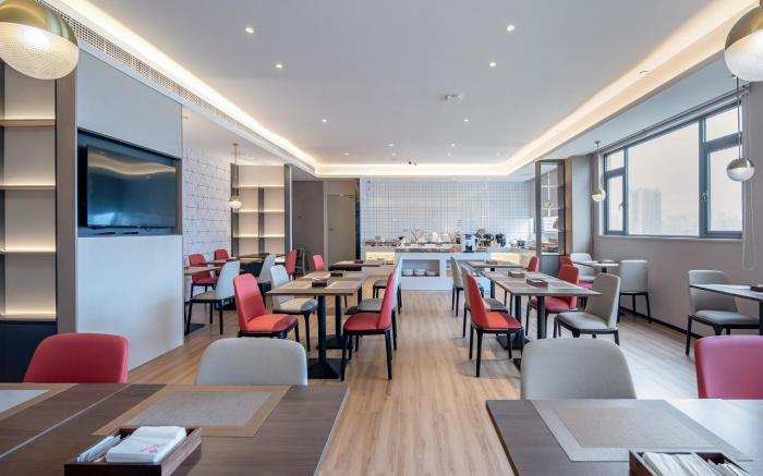 Borrman Hotel Guigang Macaojiang Park High-speed Railway Station