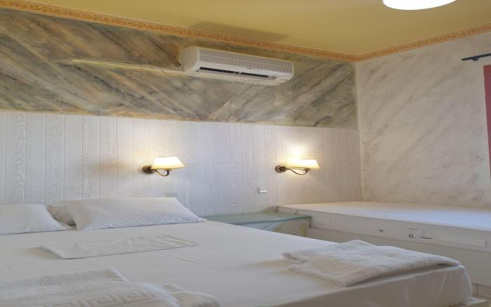 Spacious Room in Creta for 3 people, with Ac, Swimming Pool and Nature