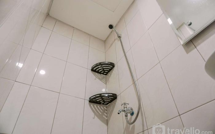 Homey and Warm Studio Amazana Serpong By Travelio