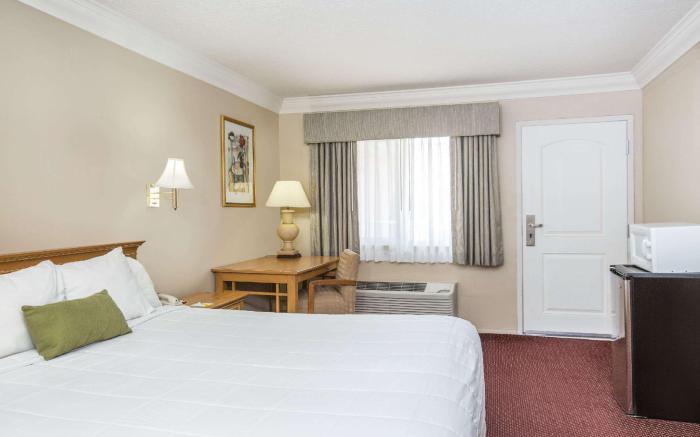 Days Inn by Wyndham Near City Of Hope