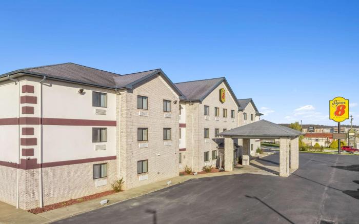 Super 8 by Wyndham Uniontown PA