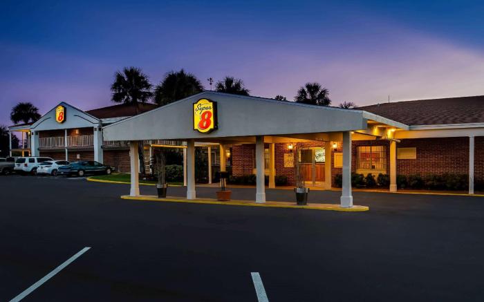 Super 8 By Wyndham Lake City