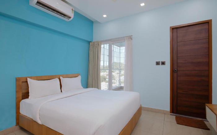 Luxury/Posh 3 BR Apt Airport Take off Landing View
