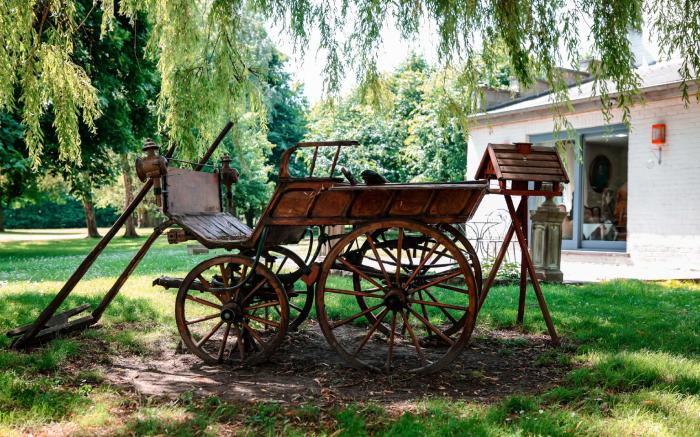 Le Domaine Du Château Blanc à 10 minutes de Pairi Daiza