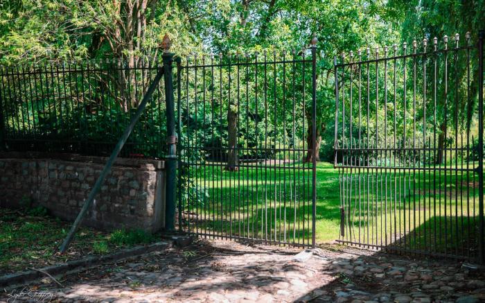 Le Domaine Du Château Blanc à 10 minutes de Pairi Daiza