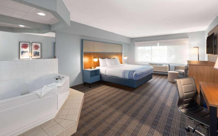 AmericInn by Wyndham North Branch