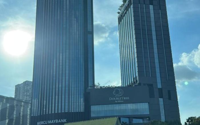 Sky pool 4 star hotel grade stay in i-City 15