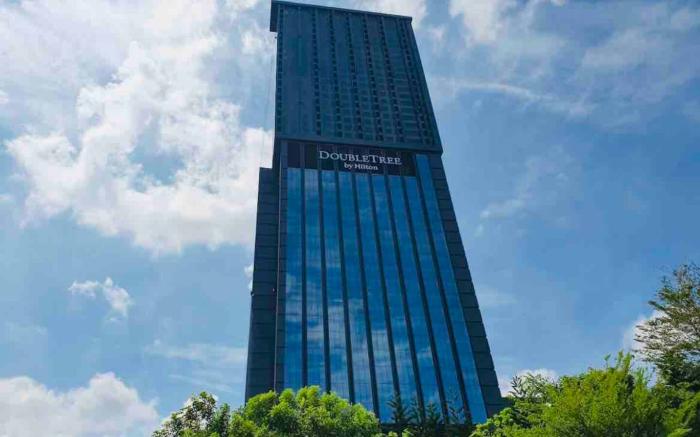 Sky pool 4 star hotel grade stay in i-City 15