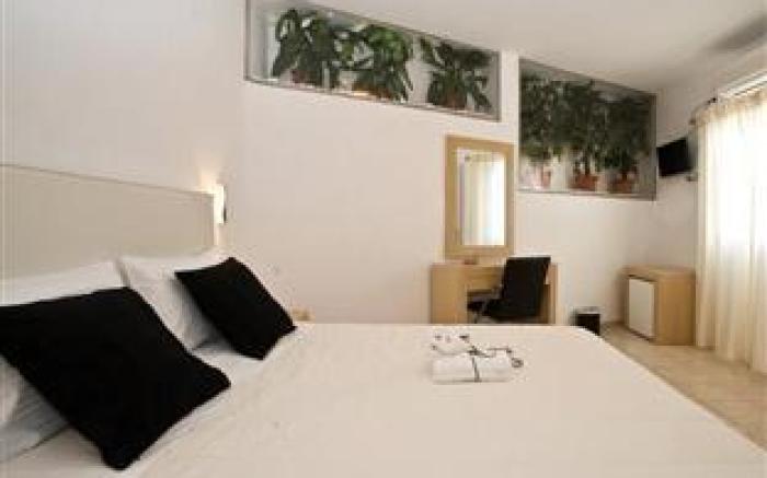 Zannis Hotel