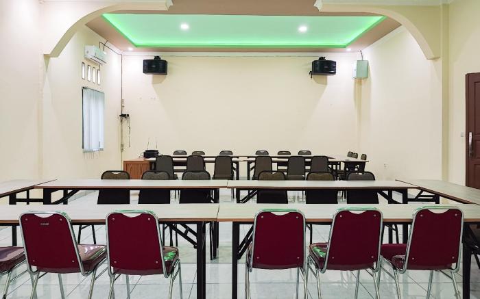 RedDoorz Plus Syariah near Simpang Rimbo Jambi
