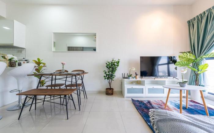 Continew 1BR High TRX Mall King Bed 100Mbps Wi-Fi