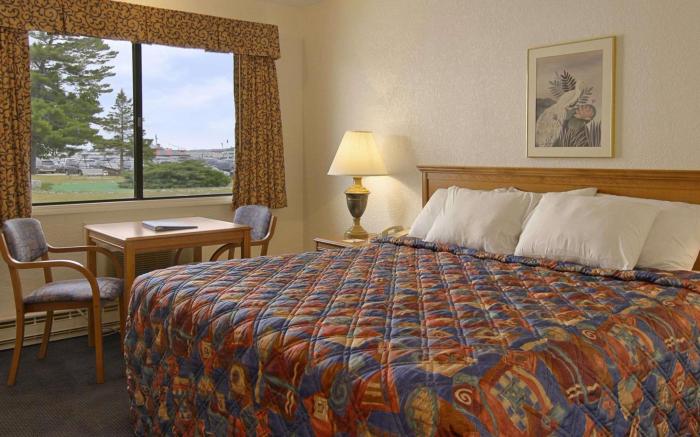 Days Inn by Wyndham Mackinaw City - Lakeview