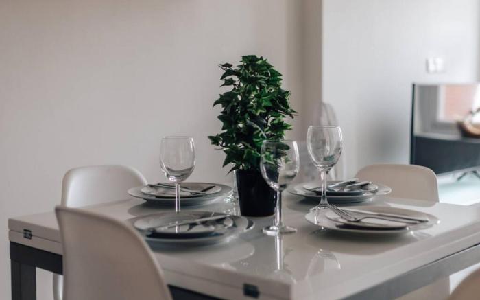 Central Modern Flat, Sleeps 6 - Dedicated Parking - From £125 Per Night