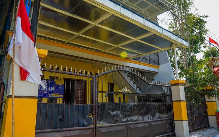 OYO 93161 Nurul Hikmah Homestay Syariah & Sport Center