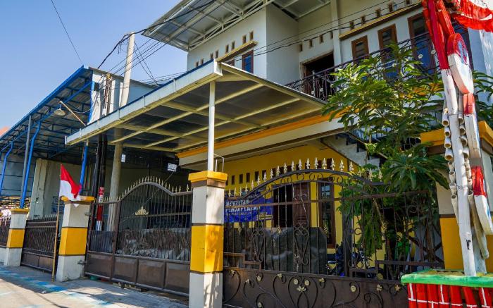 OYO 93161 Nurul Hikmah Homestay Syariah & Sport Center