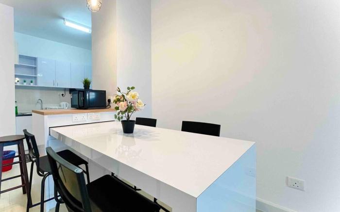 A Stylish Family Room FREE NETFLIX + WIFI