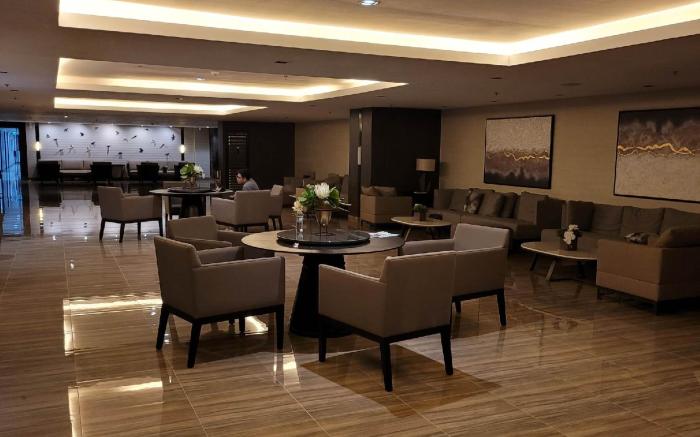 Modern 1br Condo w/ View near Airport & Sky Way 11