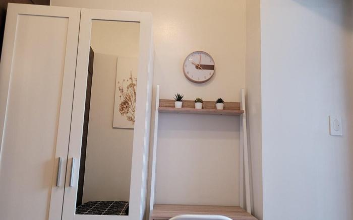 Chic 1br Pool View Balcony near Airport & Sky Way