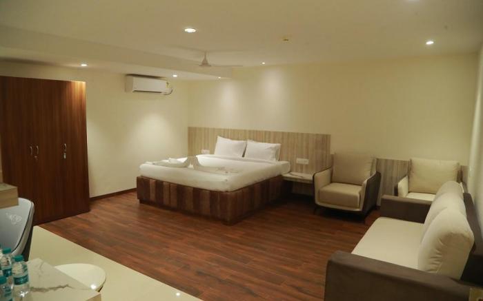 GRAND MANOR SUITES
