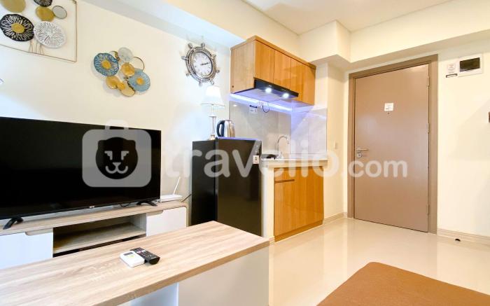 Homey Modern 2BR 6thFloor Meikarta Apt By Travelio