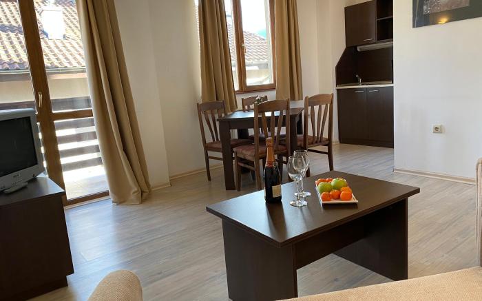 Banderitsa Apartment in Bansko with queen size bed and kitchen