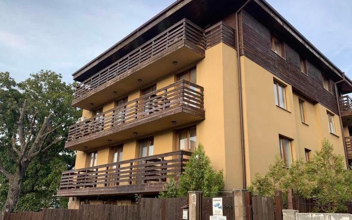 Banderitsa Apartment in Bansko with queen size bed and kitchen
