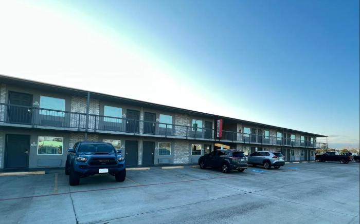 Super 8 by Wyndham Sulphur South