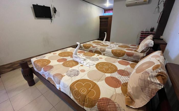 โรงแรมจันทร์แดง (antique hotel)