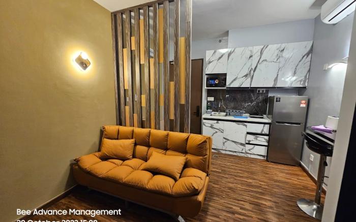 THE HIVE EXECUTIVE EXTRA LARGE STUDIO SUITE